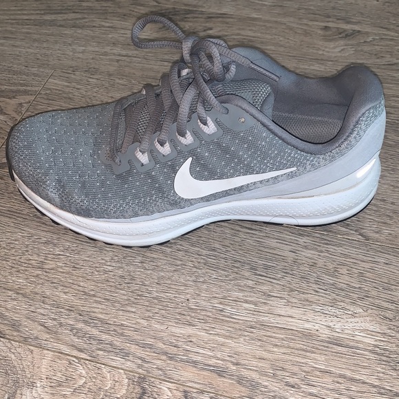 EUC Nike Gray Zoom Vomero 13 - Picture 2 of 14